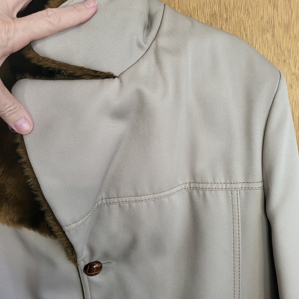 Vintage 1970 Studio One Men's Beige Pea Coat with Dark Brown Fur Collar. Size 40 - Picture 7 of 16